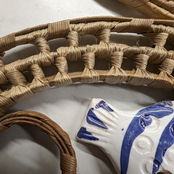 3 straw trivets.  Ceramic fish inserts. EUC. 2 Are matching.  See pictures. - Picture 5 of 5